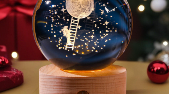 3D Crystal Ball – Climbing Moon